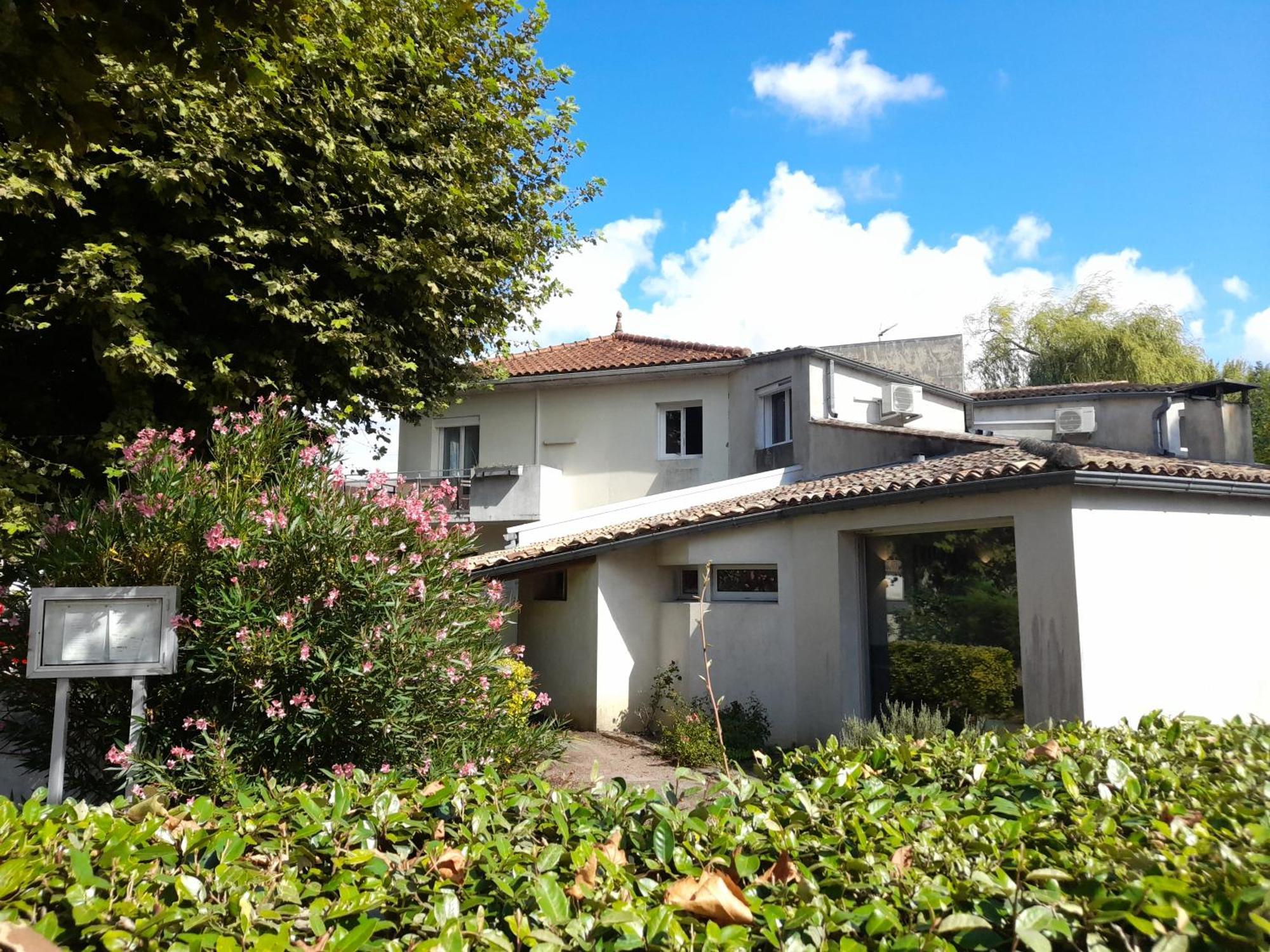 Hotel Platanes - Kb Hotel Group Etauliers Exterior photo